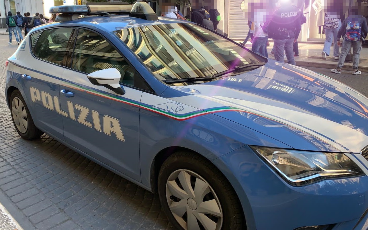 Arresto ufficio postale Taranto, polizia interviene per fermare uomo violento