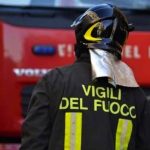 Vigili del fuoco durante intervento per incendio appartamento Taranto