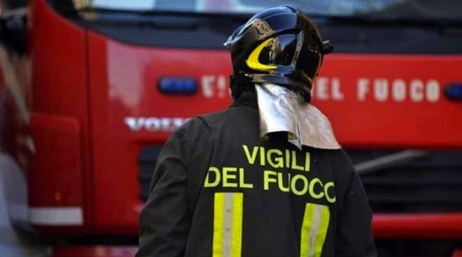 Vigili del fuoco durante intervento per incendio appartamento Taranto