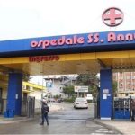 Ingresso dell’ospedale Santissima Annunziata dove è stato portato il ferito all’addome in Città vecchia a Taranto
