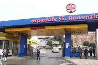 Ingresso dell’ospedale Santissima Annunziata dove è stato portato il ferito all’addome in Città vecchia a Taranto