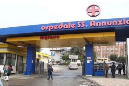 Ingresso dell’ospedale Santissima Annunziata dove è stato portato il ferito all’addome in Città vecchia a Taranto
