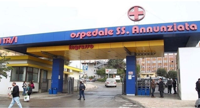 Ingresso dell’ospedale Santissima Annunziata dove è stato portato il ferito all’addome in Città vecchia a Taranto