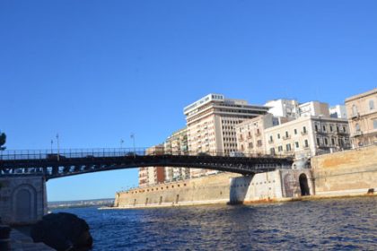 apertura Ponte Girevole notturna per transito nave Marina Militare a Taranto