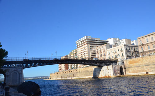 Apertura straordinaria del Ponte Girevole di Taranto per passaggio navale