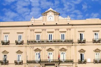 Palazzo di Città durante consiglio comunale ex Ilva Taranto