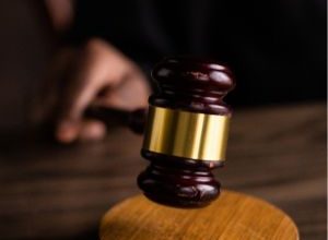 Scrivi un articolo giornalistico completo nello stile redazionale di Puglia Press, con una struttura adatta sia alla pubblicazione online sia per l’eventuale edizione cartacea. Il tono dev’essere chiaro, oggettivo, professionale, informativo, in terza persona e senza giudizi personali o opinioni. L’articolo deve essere ottimizzato SEO secondo gli standard Yoast, e pronto per essere pubblicato su WordPress. Linee guida per la stesura dell’articolo Titolo dell’articolo (max 80 caratteri) Deve essere diretto, informativo e comprensibile anche fuori contesto Deve contenere la parola chiave principale (meglio se all’inizio) Primo paragrafo (lead) Riassume in 2-3 frasi cosa è accaduto, dove, quando, chi è coinvolto e perché è rilevante Deve includere la parola chiave principale o un suo sinonimo Corpo dell’articolo Strutturato in paragrafi ordinati logicamente o cronologicamente Inserire almeno due sottotitoli (H3) contenenti la parola chiave o varianti Ripetere la parola chiave principale almeno 2-3 volte nel corpo del testo Utilizzare uno stile giornalistico neutro, accessibile, professionale In caso di dichiarazioni, usare virgolette e indicare chiaramente la fonte Paragrafo conclusivo Sintetizza le prospettive future, eventuali date, inviti o dichiarazioni conclusive Ottimizzazione SEO (secondo Yoast) Titolo SEO (max 60 caratteri) Deve contenere esattamente la parola chiave principale (preferibilmente all'inizio) Meta Description (max 155 caratteri) Riassunto sintetico dell’articolo, con la parola chiave principale Slug consigliato URL semplice e leggibile, con parole chiave separate da trattini (es: iniziativa-ambiente-puglia, protesta-trasporti-taranto) Parola chiave principale Deve apparire nel titolo, primo paragrafo, sottotitoli H3, ALT immagine e nel corpo dell’articolo almeno 2 volte Tag (max 6) Utilizzare termini coerenti con il contenuto (es. cronaca, eventi locali, ambiente, sanità, economia) Immagine e ALT Allegare almeno una foto pertinente Il campo ALT dell’immagine deve contenere almeno metà della frase chiave principale Output finale richiesto Titolo dell’articolo Testo completo dell’articolo (in HTML o testo semplice) Titolo SEO Meta description Slug consigliato (URL) Parola chiave principale Tag (max 6) Suggerimento immagine + Testo ALT SEO-ottimizzato Esempi di parole chiave principali (generalizzati) eventi culturali in Puglia, manifestazione ambientale, trasporti pubblici locali, iniziativa solidale nel Sud Italia, sviluppo turistico del territorio, sanità pubblica nel Mezzogiorno, elezioni 2025, non fare riferimenti a qualcuno e o mettere nomi, assolutamente perché mi denunciano e l’articolo devi scriverlo grammaticalmente corretto in italiano, preciso nella scrittura: