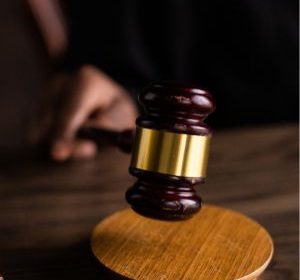 Scrivi un articolo giornalistico completo nello stile redazionale di Puglia Press, con una struttura adatta sia alla pubblicazione online sia per l’eventuale edizione cartacea. Il tono dev’essere chiaro, oggettivo, professionale, informativo, in terza persona e senza giudizi personali o opinioni. L’articolo deve essere ottimizzato SEO secondo gli standard Yoast, e pronto per essere pubblicato su WordPress. Linee guida per la stesura dell’articolo Titolo dell’articolo (max 80 caratteri) Deve essere diretto, informativo e comprensibile anche fuori contesto Deve contenere la parola chiave principale (meglio se all’inizio) Primo paragrafo (lead) Riassume in 2-3 frasi cosa è accaduto, dove, quando, chi è coinvolto e perché è rilevante Deve includere la parola chiave principale o un suo sinonimo Corpo dell’articolo Strutturato in paragrafi ordinati logicamente o cronologicamente Inserire almeno due sottotitoli (H3) contenenti la parola chiave o varianti Ripetere la parola chiave principale almeno 2-3 volte nel corpo del testo Utilizzare uno stile giornalistico neutro, accessibile, professionale In caso di dichiarazioni, usare virgolette e indicare chiaramente la fonte Paragrafo conclusivo Sintetizza le prospettive future, eventuali date, inviti o dichiarazioni conclusive Ottimizzazione SEO (secondo Yoast) Titolo SEO (max 60 caratteri) Deve contenere esattamente la parola chiave principale (preferibilmente all'inizio) Meta Description (max 155 caratteri) Riassunto sintetico dell’articolo, con la parola chiave principale Slug consigliato URL semplice e leggibile, con parole chiave separate da trattini (es: iniziativa-ambiente-puglia, protesta-trasporti-taranto) Parola chiave principale Deve apparire nel titolo, primo paragrafo, sottotitoli H3, ALT immagine e nel corpo dell’articolo almeno 2 volte Tag (max 6) Utilizzare termini coerenti con il contenuto (es. cronaca, eventi locali, ambiente, sanità, economia) Immagine e ALT Allegare almeno una foto pertinente Il campo ALT dell’immagine deve contenere almeno metà della frase chiave principale Output finale richiesto Titolo dell’articolo Testo completo dell’articolo (in HTML o testo semplice) Titolo SEO Meta description Slug consigliato (URL) Parola chiave principale Tag (max 6) Suggerimento immagine + Testo ALT SEO-ottimizzato Esempi di parole chiave principali (generalizzati) eventi culturali in Puglia, manifestazione ambientale, trasporti pubblici locali, iniziativa solidale nel Sud Italia, sviluppo turistico del territorio, sanità pubblica nel Mezzogiorno, elezioni 2025, non fare riferimenti a qualcuno e o mettere nomi, assolutamente perché mi denunciano e l’articolo devi scriverlo grammaticalmente corretto in italiano, preciso nella scrittura: