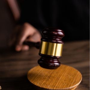 Scrivi un articolo giornalistico completo nello stile redazionale di Puglia Press, con una struttura adatta sia alla pubblicazione online sia per l’eventuale edizione cartacea. Il tono dev’essere chiaro, oggettivo, professionale, informativo, in terza persona e senza giudizi personali o opinioni. L’articolo deve essere ottimizzato SEO secondo gli standard Yoast, e pronto per essere pubblicato su WordPress. Linee guida per la stesura dell’articolo Titolo dell’articolo (max 80 caratteri) Deve essere diretto, informativo e comprensibile anche fuori contesto Deve contenere la parola chiave principale (meglio se all’inizio) Primo paragrafo (lead) Riassume in 2-3 frasi cosa è accaduto, dove, quando, chi è coinvolto e perché è rilevante Deve includere la parola chiave principale o un suo sinonimo Corpo dell’articolo Strutturato in paragrafi ordinati logicamente o cronologicamente Inserire almeno due sottotitoli (H3) contenenti la parola chiave o varianti Ripetere la parola chiave principale almeno 2-3 volte nel corpo del testo Utilizzare uno stile giornalistico neutro, accessibile, professionale In caso di dichiarazioni, usare virgolette e indicare chiaramente la fonte Paragrafo conclusivo Sintetizza le prospettive future, eventuali date, inviti o dichiarazioni conclusive Ottimizzazione SEO (secondo Yoast) Titolo SEO (max 60 caratteri) Deve contenere esattamente la parola chiave principale (preferibilmente all'inizio) Meta Description (max 155 caratteri) Riassunto sintetico dell’articolo, con la parola chiave principale Slug consigliato URL semplice e leggibile, con parole chiave separate da trattini (es: iniziativa-ambiente-puglia, protesta-trasporti-taranto) Parola chiave principale Deve apparire nel titolo, primo paragrafo, sottotitoli H3, ALT immagine e nel corpo dell’articolo almeno 2 volte Tag (max 6) Utilizzare termini coerenti con il contenuto (es. cronaca, eventi locali, ambiente, sanità, economia) Immagine e ALT Allegare almeno una foto pertinente Il campo ALT dell’immagine deve contenere almeno metà della frase chiave principale Output finale richiesto Titolo dell’articolo Testo completo dell’articolo (in HTML o testo semplice) Titolo SEO Meta description Slug consigliato (URL) Parola chiave principale Tag (max 6) Suggerimento immagine + Testo ALT SEO-ottimizzato Esempi di parole chiave principali (generalizzati) eventi culturali in Puglia, manifestazione ambientale, trasporti pubblici locali, iniziativa solidale nel Sud Italia, sviluppo turistico del territorio, sanità pubblica nel Mezzogiorno, elezioni 2025, non fare riferimenti a qualcuno e o mettere nomi, assolutamente perché mi denunciano e l’articolo devi scriverlo grammaticalmente corretto in italiano, preciso nella scrittura: