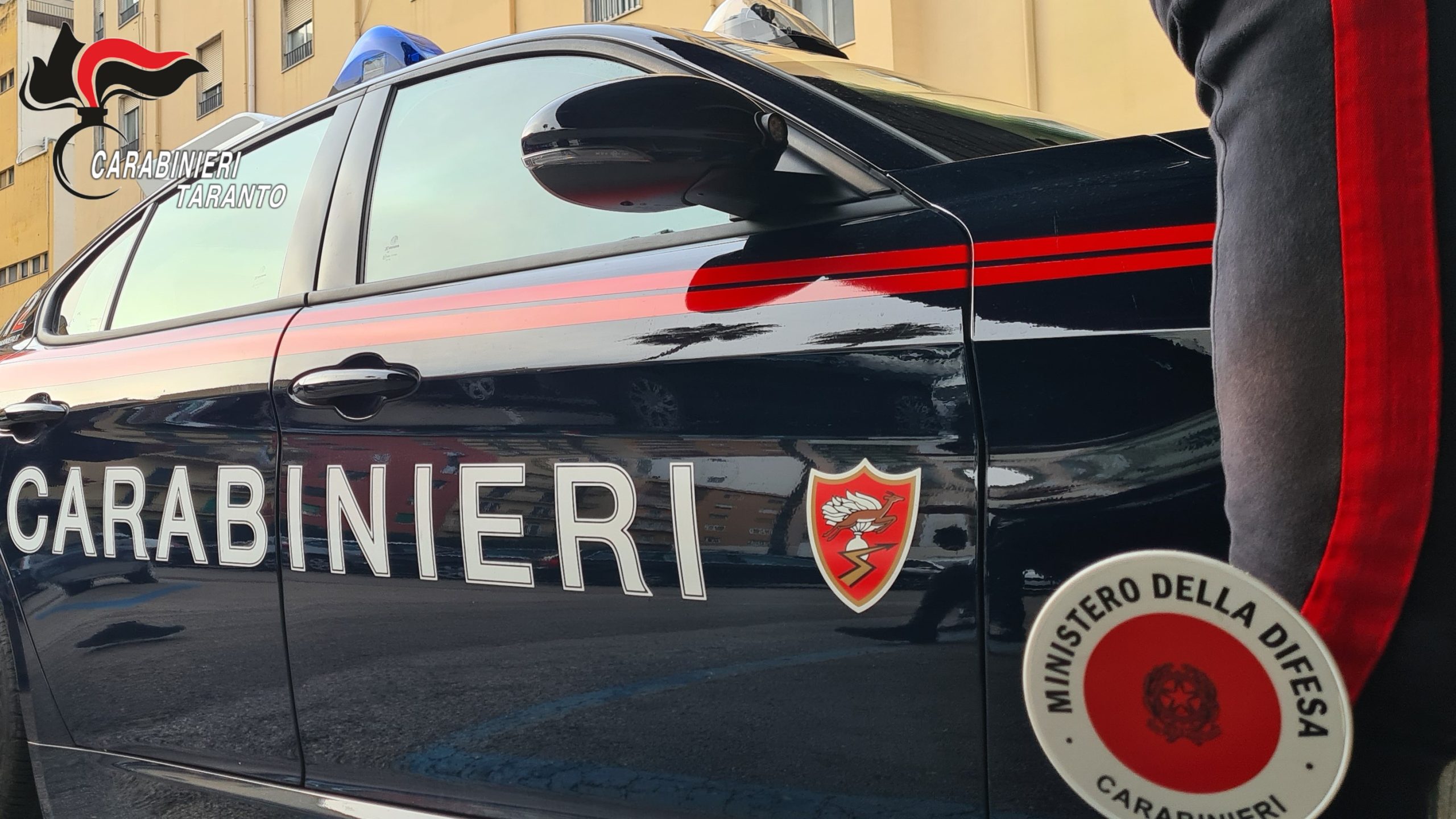 Carabinieri a Maruggio durante arresto per maltrattamenti