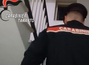 Carabinieri durante operazione per spaccio a Palagiano