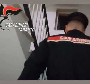 Carabinieri durante operazione per spaccio a Palagiano