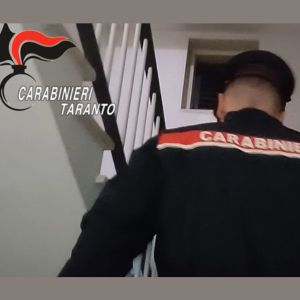 Carabinieri durante operazione per spaccio a Palagiano