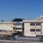 Facciata esterna dell’Istituto Leonardo Da Vinci di Martina Franca, al centro di polemiche per gestione scolastica, bar chiuso e discriminazioni.