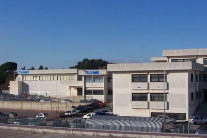 Facciata esterna dell’Istituto Leonardo Da Vinci di Martina Franca, al centro di polemiche per gestione scolastica, bar chiuso e discriminazioni.
