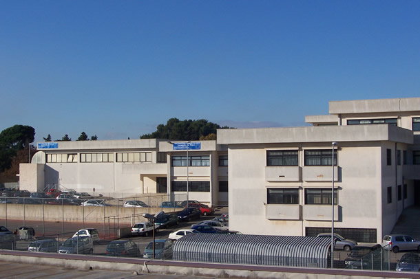 Scuola Leonardo Da Vinci Martina Franca: facciata dell’istituto al centro di polemiche per degrado e inclusione negata