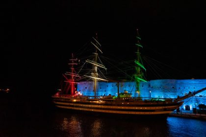 Nave Amerigo Vespucci attraccata a Taranto durante il Tour Mediterraneo Vespucci