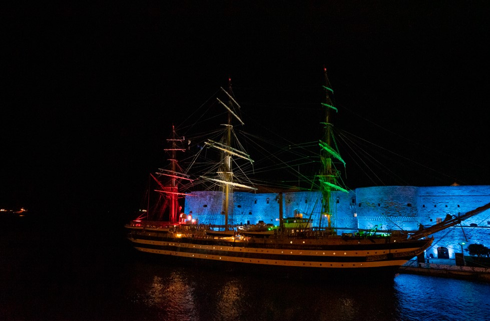 Nave Amerigo Vespucci attraccata a Taranto durante il Tour Mediterraneo Vespucci