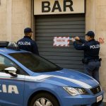 Polizia durante sequestro beni boss Taranto davanti a bar chiuso