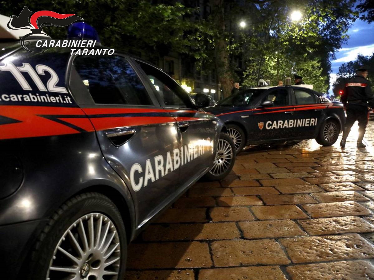 Pattuglia dei Carabinieri durante i controlli antidroga a Taranto