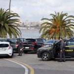 Guardia di Finanza durante sequestri droga Taranto con unità cinofile