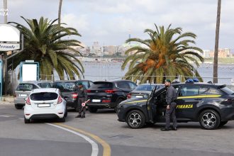 Guardia di Finanza durante sequestri droga Taranto con unità cinofile