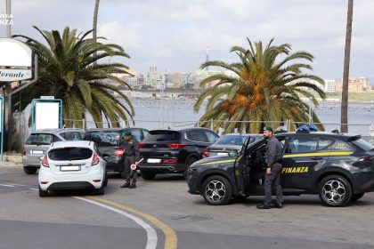 Guardia di Finanza durante sequestri droga Taranto con unità cinofile