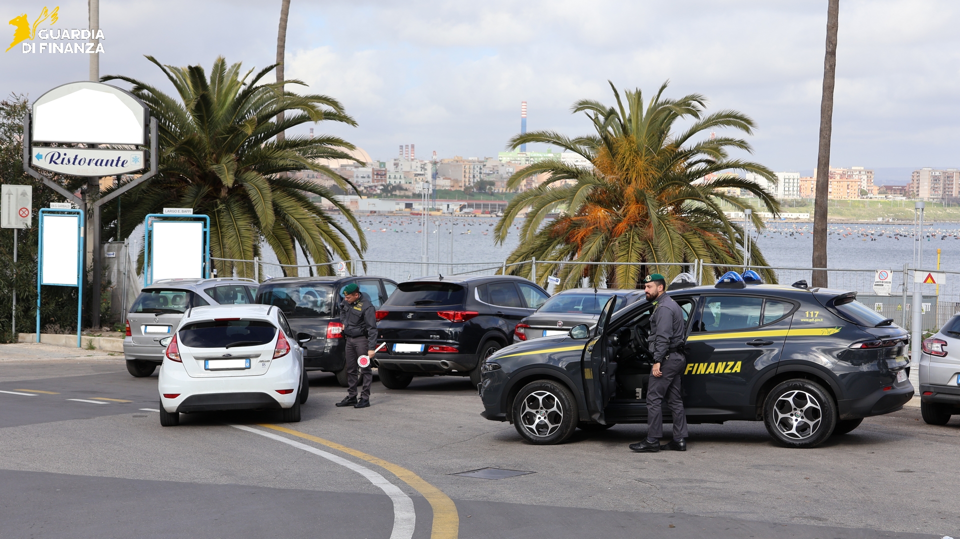 Guardia di Finanza durante sequestri droga Taranto con unità cinofile