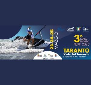 Atleti in gara durante il Beach Sprint Taranto 2025 sul litorale di San Vito