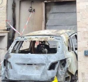 Auto incendiata Grottaglie assessore Ambiente Maurizio Stefani