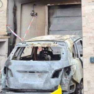 Auto incendiata Grottaglie assessore Ambiente Maurizio Stefani