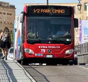 Autobus Kyma in servizio urbano a Taranto durante i disservizi elettorali