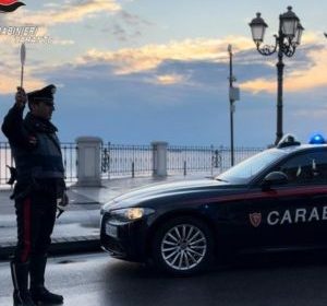 Carabinieri durante arresto per spaccio di stupefacenti a Taranto
