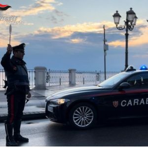 Carabinieri durante arresto per spaccio di stupefacenti a Taranto