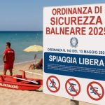 Cartello informativo dell'Ordinanza di Sicurezza Balneare 2025 sulla spiaggia di Taranto