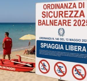 Cartello informativo dell'Ordinanza di Sicurezza Balneare 2025 sulla spiaggia di Taranto