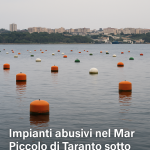 Veduta del primo seno del Mar Piccolo con boe galleggianti – ALT: Impianti abusivi nel Mar Piccolo di Taranto sotto sequestro