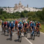 Ciclisti durante il passaggio nel Tarantino per la quinta tappa del Giro d’Italia 2025"
