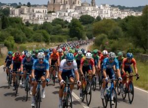 Ciclisti durante il passaggio nel Tarantino per la quinta tappa del Giro d’Italia 2025"