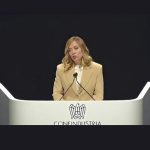 Ex Ilva, Meloni chiede unità: “Collaborazione necessaria per superare la crisi” BOLOGNA – 27 Maggio 2025 – “Serve che tutti diano una mano” ha dichiarato la Presidente del Consiglio Giorgia Meloni intervenendo all’Assemblea di Confindustria, affrontando il nodo della crisi dell’ex Ilva. Il riferimento, diretto e incisivo, evidenzia l’urgenza di un’azione condivisa per affrontare la situazione “molto complessa” dell’impianto siderurgico di Taranto, strategico per l’industria italiana. Secondo quanto affermato dalla premier, il Governo continuerà a fare la propria parte, ma serve un impegno comune da parte di tutte le realtà coinvolte per evitare ulteriori ostacoli. Le dichiarazioni sono arrivate nel corso del suo intervento ufficiale alla platea riunita a Bologna, dove Meloni ha espresso preoccupazione per la tenuta del comparto industriale nazionale. Ex Ilva, il Governo punta su collaborazione e responsabilità La questione dell’ex Ilva, oggi Acciaierie d’Italia, rimane uno dei principali nodi industriali del Mezzogiorno. Dopo anni di crisi, passaggi societari e tensioni sociali, la situazione è ancora lontana da una soluzione definitiva. Il Governo, secondo quanto affermato dalla Presidente Meloni, è impegnato a garantire continuità produttiva e tutela dell’occupazione. “Credo tutti comprendano cosa c’è in ballo” – ha sottolineato Meloni – “non si può permettere che ci siano attori che preferiscano mettere i bastoni tra le ruote.” Il messaggio è apparso chiaro: nessuna interferenza politica o sindacale dovrebbe ostacolare i percorsi di rilancio. Prospettive per il rilancio dell’ex Ilva Il futuro dell’ex Ilva dipenderà da un piano industriale solido, condiviso con le parti sociali e improntato alla sostenibilità. L’impianto, fondamentale per la produzione di acciaio in Europa, necessita di investimenti mirati, innovazione tecnologica e una visione strategica di lungo periodo. Meloni ha lasciato intendere che nuove misure governative potrebbero essere discusse già nelle prossime settimane, in raccordo con le istituzioni locali e le realtà produttive. “Il nostro obiettivo resta quello di salvaguardare i posti di lavoro e assicurare un futuro all’industria nazionale”, ha aggiunto. Il dibattito sull’ex Ilva resta aperto, con occhi puntati sul prossimo Consiglio dei Ministri dove potrebbero emergere dettagli su nuovi strumenti normativi e industriali. La collaborazione tra enti pubblici, azienda e lavoratori sarà cruciale per una ripartenza concreta.