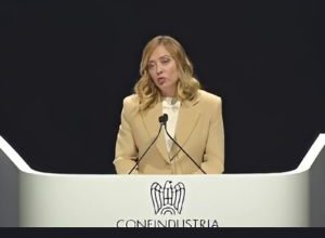 Ex Ilva, Meloni chiede unità: “Collaborazione necessaria per superare la crisi” BOLOGNA – 27 Maggio 2025 – “Serve che tutti diano una mano” ha dichiarato la Presidente del Consiglio Giorgia Meloni intervenendo all’Assemblea di Confindustria, affrontando il nodo della crisi dell’ex Ilva. Il riferimento, diretto e incisivo, evidenzia l’urgenza di un’azione condivisa per affrontare la situazione “molto complessa” dell’impianto siderurgico di Taranto, strategico per l’industria italiana. Secondo quanto affermato dalla premier, il Governo continuerà a fare la propria parte, ma serve un impegno comune da parte di tutte le realtà coinvolte per evitare ulteriori ostacoli. Le dichiarazioni sono arrivate nel corso del suo intervento ufficiale alla platea riunita a Bologna, dove Meloni ha espresso preoccupazione per la tenuta del comparto industriale nazionale. Ex Ilva, il Governo punta su collaborazione e responsabilità La questione dell’ex Ilva, oggi Acciaierie d’Italia, rimane uno dei principali nodi industriali del Mezzogiorno. Dopo anni di crisi, passaggi societari e tensioni sociali, la situazione è ancora lontana da una soluzione definitiva. Il Governo, secondo quanto affermato dalla Presidente Meloni, è impegnato a garantire continuità produttiva e tutela dell’occupazione. “Credo tutti comprendano cosa c’è in ballo” – ha sottolineato Meloni – “non si può permettere che ci siano attori che preferiscano mettere i bastoni tra le ruote.” Il messaggio è apparso chiaro: nessuna interferenza politica o sindacale dovrebbe ostacolare i percorsi di rilancio. Prospettive per il rilancio dell’ex Ilva Il futuro dell’ex Ilva dipenderà da un piano industriale solido, condiviso con le parti sociali e improntato alla sostenibilità. L’impianto, fondamentale per la produzione di acciaio in Europa, necessita di investimenti mirati, innovazione tecnologica e una visione strategica di lungo periodo. Meloni ha lasciato intendere che nuove misure governative potrebbero essere discusse già nelle prossime settimane, in raccordo con le istituzioni locali e le realtà produttive. “Il nostro obiettivo resta quello di salvaguardare i posti di lavoro e assicurare un futuro all’industria nazionale”, ha aggiunto. Il dibattito sull’ex Ilva resta aperto, con occhi puntati sul prossimo Consiglio dei Ministri dove potrebbero emergere dettagli su nuovi strumenti normativi e industriali. La collaborazione tra enti pubblici, azienda e lavoratori sarà cruciale per una ripartenza concreta.