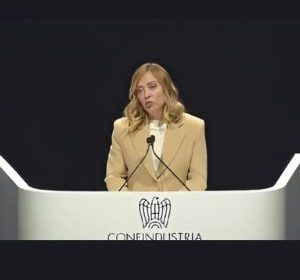 Ex Ilva, Meloni chiede unità: “Collaborazione necessaria per superare la crisi” BOLOGNA – 27 Maggio 2025 – “Serve che tutti diano una mano” ha dichiarato la Presidente del Consiglio Giorgia Meloni intervenendo all’Assemblea di Confindustria, affrontando il nodo della crisi dell’ex Ilva. Il riferimento, diretto e incisivo, evidenzia l’urgenza di un’azione condivisa per affrontare la situazione “molto complessa” dell’impianto siderurgico di Taranto, strategico per l’industria italiana. Secondo quanto affermato dalla premier, il Governo continuerà a fare la propria parte, ma serve un impegno comune da parte di tutte le realtà coinvolte per evitare ulteriori ostacoli. Le dichiarazioni sono arrivate nel corso del suo intervento ufficiale alla platea riunita a Bologna, dove Meloni ha espresso preoccupazione per la tenuta del comparto industriale nazionale. Ex Ilva, il Governo punta su collaborazione e responsabilità La questione dell’ex Ilva, oggi Acciaierie d’Italia, rimane uno dei principali nodi industriali del Mezzogiorno. Dopo anni di crisi, passaggi societari e tensioni sociali, la situazione è ancora lontana da una soluzione definitiva. Il Governo, secondo quanto affermato dalla Presidente Meloni, è impegnato a garantire continuità produttiva e tutela dell’occupazione. “Credo tutti comprendano cosa c’è in ballo” – ha sottolineato Meloni – “non si può permettere che ci siano attori che preferiscano mettere i bastoni tra le ruote.” Il messaggio è apparso chiaro: nessuna interferenza politica o sindacale dovrebbe ostacolare i percorsi di rilancio. Prospettive per il rilancio dell’ex Ilva Il futuro dell’ex Ilva dipenderà da un piano industriale solido, condiviso con le parti sociali e improntato alla sostenibilità. L’impianto, fondamentale per la produzione di acciaio in Europa, necessita di investimenti mirati, innovazione tecnologica e una visione strategica di lungo periodo. Meloni ha lasciato intendere che nuove misure governative potrebbero essere discusse già nelle prossime settimane, in raccordo con le istituzioni locali e le realtà produttive. “Il nostro obiettivo resta quello di salvaguardare i posti di lavoro e assicurare un futuro all’industria nazionale”, ha aggiunto. Il dibattito sull’ex Ilva resta aperto, con occhi puntati sul prossimo Consiglio dei Ministri dove potrebbero emergere dettagli su nuovi strumenti normativi e industriali. La collaborazione tra enti pubblici, azienda e lavoratori sarà cruciale per una ripartenza concreta.