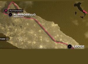 Giro d’Italia 2025 in Puglia: ciclisti attraversano Alberobello e Lecce