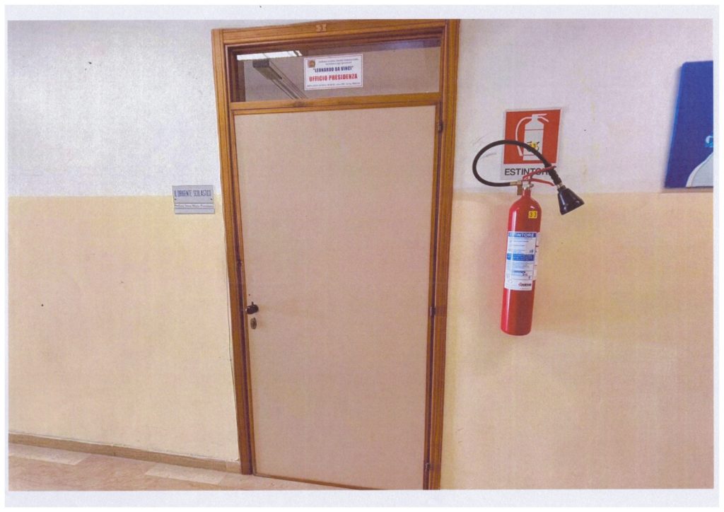 La porta dell'Ufficio della dirigente inaccessibile