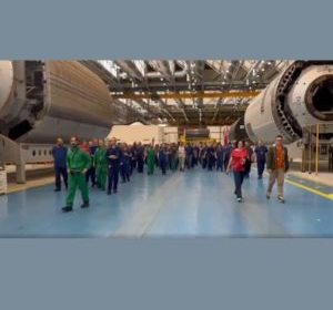 Lavoratori Leonardo Grottaglie protestano durante la visita della delegazione araba
