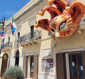 Maschera Fantàsia e figuranti al Carnevale di Primavera di Crispiano 2025