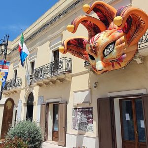 Maschera Fantàsia e figuranti al Carnevale di Primavera di Crispiano 2025