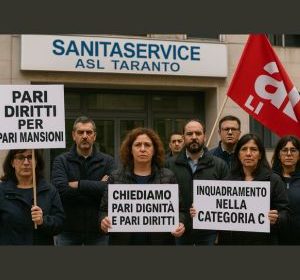 Operatori CUP durante la protesta Sanitaservice Taranto per pari diritti
