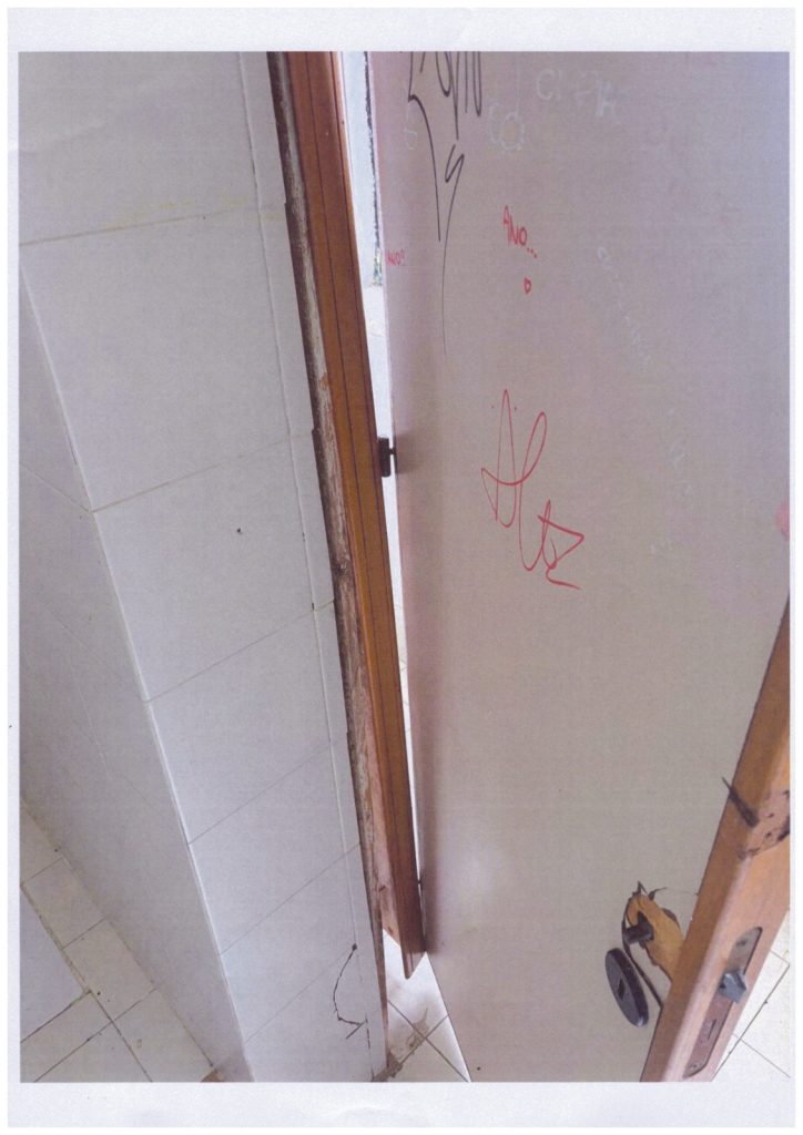 Porte dei bagni delle ragazze rotte