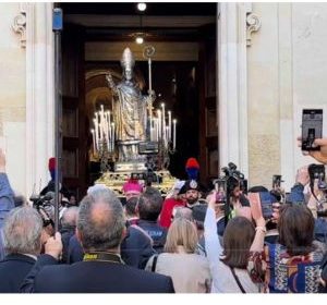 Processione a mare durante la festa di San Cataldo a Taranto 2025